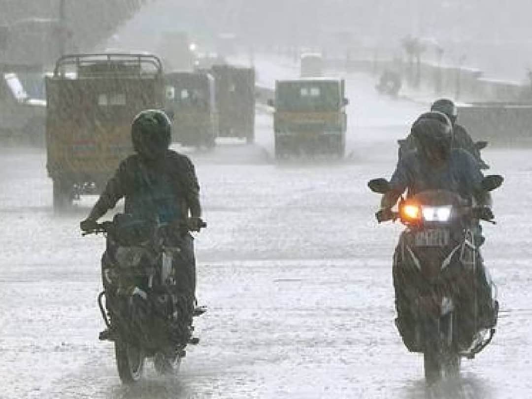 According to the Meteorological Department, 10 districts of Tamil Nadu are likely to receive moderate rain in the next 3 hours. TN Rain Alert: வெளிய கிளம்புறீங்களா? அடுத்த 3 மணி நேரத்தில் 10 மாவட்டங்களில் மழைக்கு வாய்ப்பு - எந்தெந்த பகுதிகளில்?