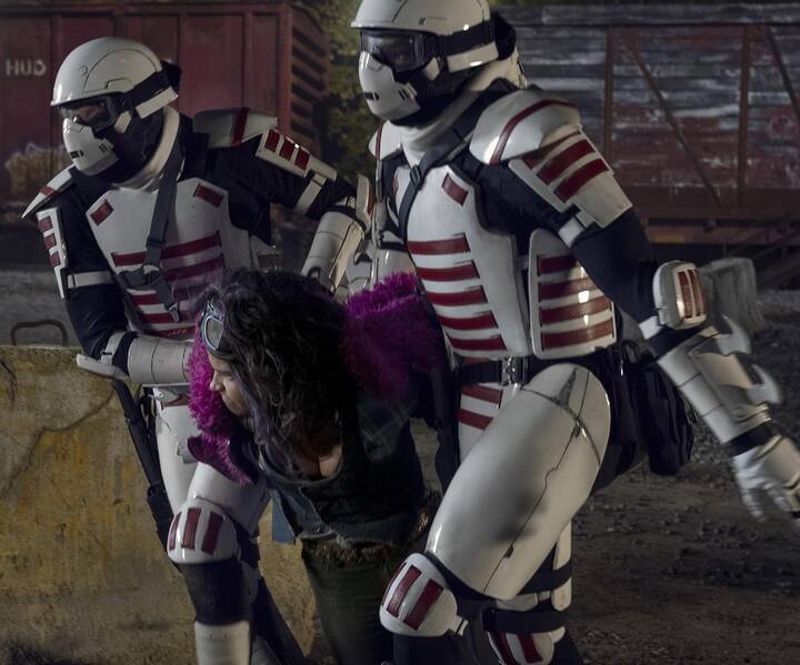 जॉम्बीज की कहानी पर आधारित 'द वॉकिंग डेड' आपको डराएगा भी और चौंकाएगा भी. इसे आप नेटफ्लिक्स पर देख सकते हैं.