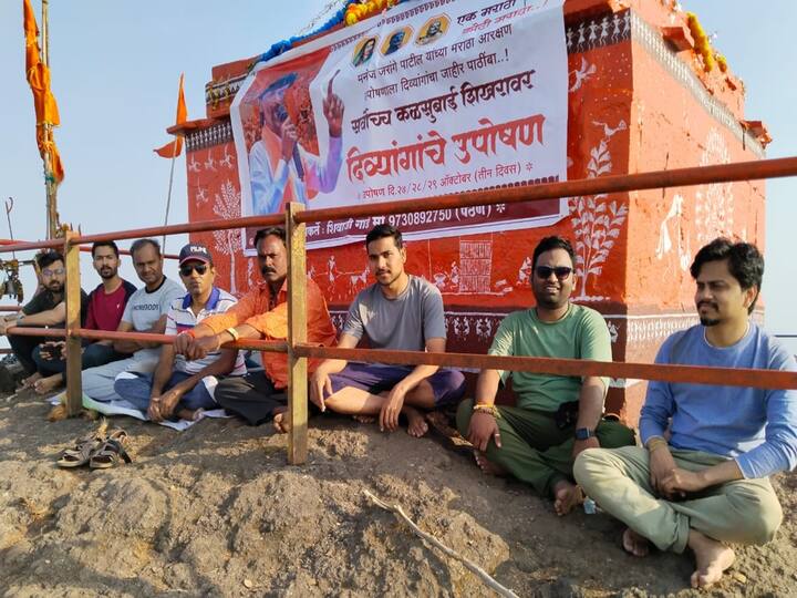 मराठा समाजाला आरक्षण मिळावे म्हणून महाराष्ट्रात ठिकठिकाणी विविध प्रकारचे आंदोलने सुरू असून, अशाच प्रकारचे लक्षवेधी आंदोलन पैठणच्या दिव्यांग तरुणाने सुरू केले आहे.