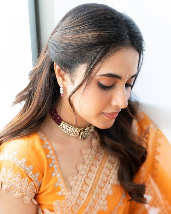 ప్రియాంక మోహన్ సోషల్​ మీడియాలో చురుగ్గా ఉంటుంది.