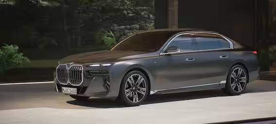 BMW 7 सीरीज लक्झरी कारने प्रवास करताना तुम्हाला मसाज सीटवर विश्रांतीही करता येते. ही कार खरेदी करण्यासाठी तुम्हाला 1.70 कोटी रुपये एक्स-शोरूम खर्च करावे लागतील.