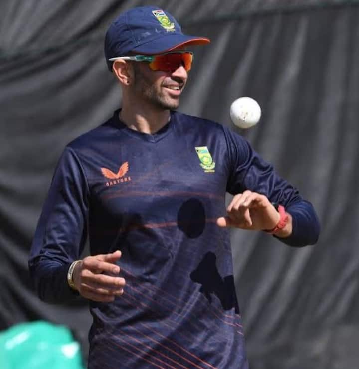 ਕੇਸ਼ਵ ਮਹਾਰਾਜ ਖੱਬੇ ਹੱਥ ਦਾ ਸਪਿਨ ਗੇਂਦਬਾਜ਼ ਹੈ। ਉਸਨੇ 2006 ਵਿੱਚ ਦੱਖਣੀ ਅਫਰੀਕਾ ਵਿੱਚ ਆਪਣੀ ਪਹਿਲੀ ਸ਼੍ਰੇਣੀ ਕ੍ਰਿਕਟ ਦੀ ਸ਼ੁਰੂਆਤ ਕੀਤੀ। ਨਵੰਬਰ 2016 ਵਿੱਚ ਆਪਣੀ ਅੰਤਰਰਾਸ਼ਟਰੀ ਸ਼ੁਰੂਆਤ ਕੀਤੀ। ਉਨ੍ਹਾਂ ਦੇ ਅੰਤਰਰਾਸ਼ਟਰੀ ਕਰੀਅਰ ਦੀ ਸ਼ੁਰੂਆਤ ਆਸਟ੍ਰੇਲੀਆ ਖਿਲਾਫ ਟੈਸਟ ਨਾਲ ਹੋਈ ਸੀ। ਇਸ ਤੋਂ ਬਾਅਦ, ਉਸਨੇ ਸਾਲ 2017 ਵਿੱਚ ਵਨਡੇ ਅਤੇ ਫਿਰ ਸਾਲ 2021 ਵਿੱਚ ਟੀ-20 ਅੰਤਰਰਾਸ਼ਟਰੀ ਡੈਬਿਊ ਕੀਤਾ।