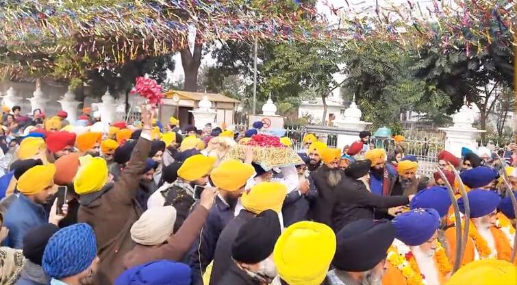 Nagar Kirtan performed on the occasion of Prakash Purab of Sri Guru Ramdas Ji Amritsar News: ਸ੍ਰੀ ਗੁਰੂ ਰਾਮਦਾਸ ਜੀ ਦੇ ਪ੍ਰਕਾਸ਼ ਪੁਰਬ ਮੌਕੇ ਸਜਾਇਆ ਗਿਆ ਅਲੌਕਿਕ ਨਗਰ ਕੀਰਤਨ, ਹੈਲੀਕਾਪਟਰ ਰਾਹੀਂ ਹੋਈ ਫੁੱਲਾਂ ਦੀ ਵਰਖਾ