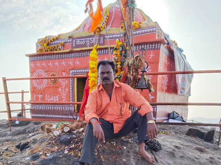 तर, मराठा समाजाला सरसकट आरक्षण मिळावे या मागणीसाठी एका दिव्यांग तरुणाने थेट कळसुबाई शिखरावर उपोषण सुरु केले आहे.