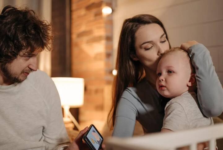 आजकाल मोबाईल आणि इंटरनेटच्या जमान्यात मुलं आपला जास्तीत  जास्त वेळ स्मार्टफोन आणि गॅजेट्समध्ये घालवू लागली आहेत. अशा  परिस्थितीत त्यांच्या डोळ्यांवर आणि मानसिक आरोग्यावर परिणाम होतो.  त्यांच्या विकासावरही परिणाम होतो.