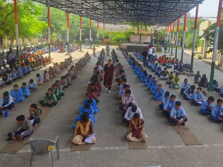 Gurugram News: गुरुग्राम ट्रैफिक पुलिस का स्कूलों में क्विज कंपटीशन, छात्रों को पढ़ाया यातायात नियमों का पाठ Gurugram Traffic Police Quiz Competition Held In School For Aware Of Traffic Rules In Students ANN Gurugram News: गुरुग्राम ट्रैफिक पुलिस का स्कूलों में क्विज कंपटीशन, छात्रों को पढ़ाया यातायात नियमों का पाठ