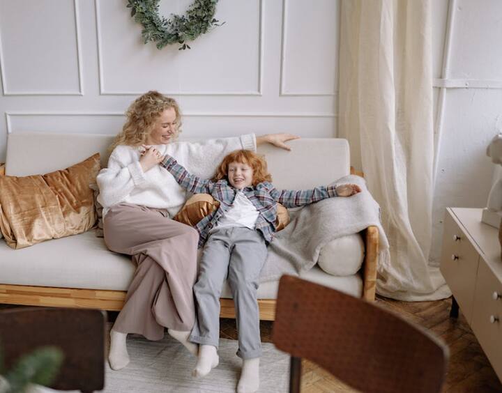 कधी कधी असंही होतं की पालकांना मुलांच्या काही सवयी आवडत  नाहीत. अशा स्थितीत त्याला चांगले-वाईट बोलू नका. त्याला कशासाठीही  दोष देऊ नका. चांगले पालकत्व म्हणजे तुम्ही कितीही रागावलात किंवा  नाराज असलात तरी हे मुलांसमोर आणू नये.