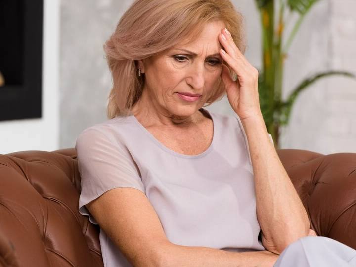 What does it mean if you are irritable and angry during menopause मेनोपॉज के दौरान महिलाओं को क्यों आता है हद से ज्यादा गुस्सा, एक्सपर्ट ने बताया बचने का तरीका