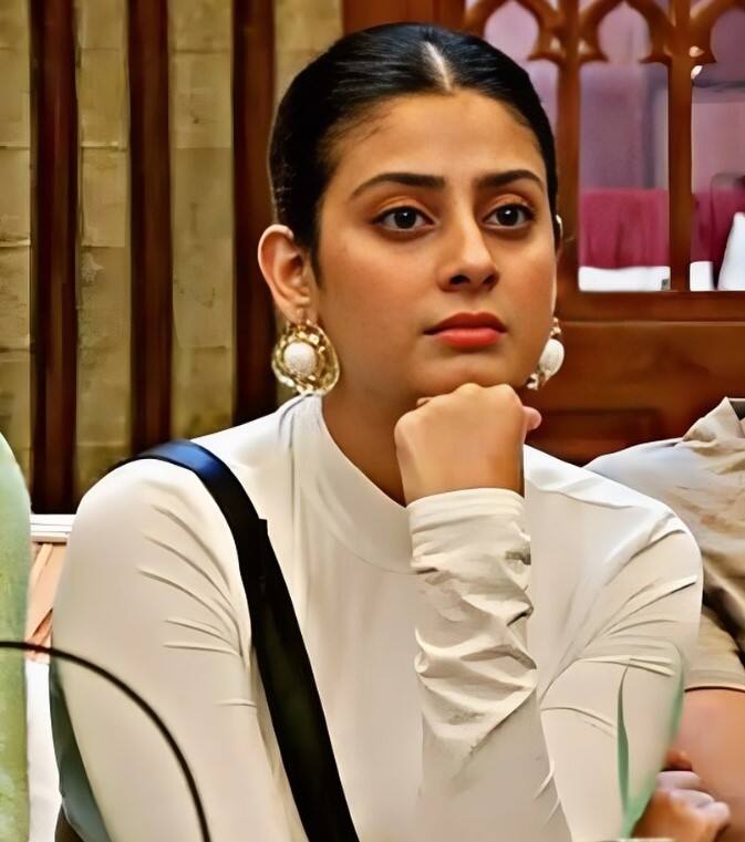 ईशा ने ही नहीं अभिषेक ने भी उडारियां एक्ट्रेस पर मारपीट का आरोप लगाया था. उन्होंने सलमान खान के सामने कहा था कि ईशा ने उन्हें नाखूनों से मारा था.