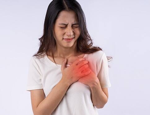 Heart Attack Alert  Women get this sign before a heart attack, if these symptoms appear, be careful Heart Attack Alert : મહિલાઓમાં હાર્ટ અટેક પહેલા જોવા મળે છે આ ખાસ લક્ષણો,  આ સંકેત મળે તો થઇ જાવ સાવધાન
