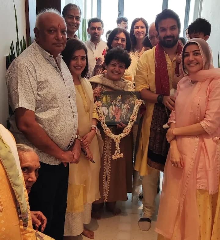 తాజాగా కొత్త ఇంటిలో హోమం నిర్వహిస్తున్న ఫోటోలను కాజల్ అభిమానులతో పంచుకుంది.Photo Credit: Kajal A Kitchlu/Instagram