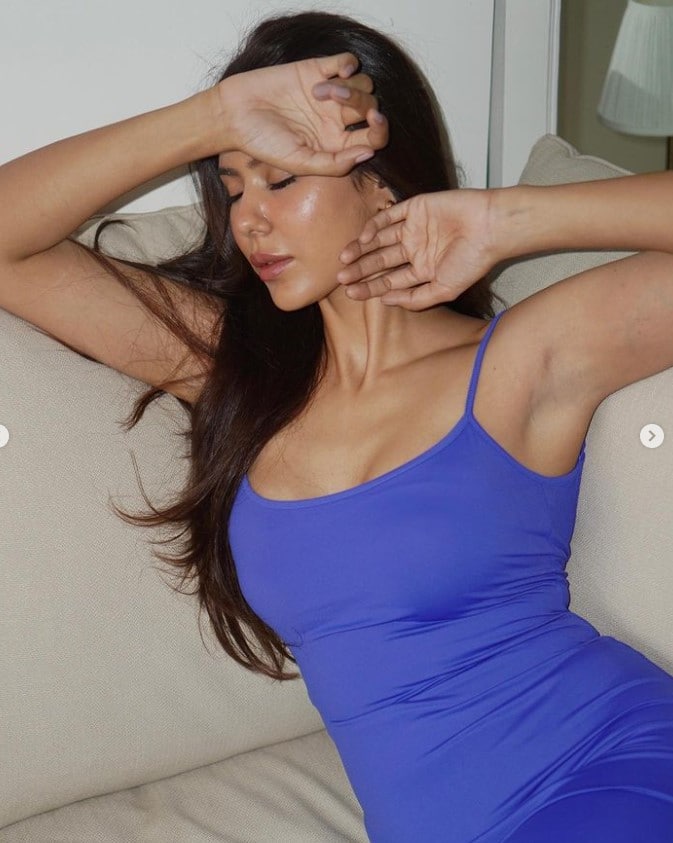 ਅਦਾਕਾਰਾ ਸੋਨਮ ਬਾਜਵਾ ਦੀਆਂ ਤਸਵੀਰਾਂ ਵਿੱਚ ਤੁਸੀ ਵੇਖ ਸਕਦੇ ਹੋ ਕਿ ਉਹ ਨੀਲੇ ਰੰਗ ਦੀ ਡਰੈੱਸ ਵਿੱਚ ਕਿਵੇਂ ਆਪਣੀਆਂ ਕਾਤਿਲ ਅਦਾਵਾਂ ਨਾਲ ਪ੍ਰਸ਼ੰਸਕਾਂ ਦਾ ਮਨ ਮੋਹ ਰਹੀ ਹੈ।