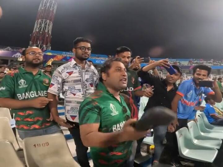 ICC Cricket World Cup 2023 Match 28 BAN vs NED Bangadesh Fans slapped shoes himself after losing to Netherlands Watch: नीदरलैंड्स से मिली हार के बाद भड़के बांग्लादेशी फैन्स, गुस्से में खिलाड़ियों की जगह खुद को मारे जूते