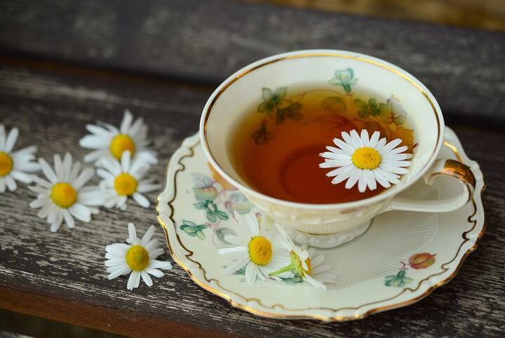 Chamomile Tea-র কথা ভোলার উপায় নেই। এপিজেনিনের মতো অ্যান্টি অক্সিড্যান্ট থাকায় 'ইনসমনিয়া' কমাতে সাহায্য় করতে পারে এটি।