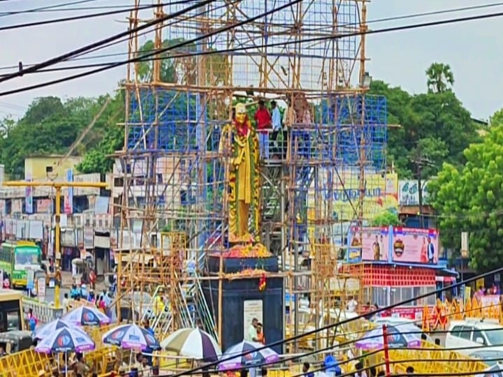 மதுரையில் தேவர்சிலைக்கு பாலாபிஷேகம் செய்த பெண்கள் - கோரிப்பாளையத்தில் பலத்த போலீஸ் பாதுகாப்பு