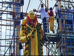மதுரையில் தேவர்சிலைக்கு பாலாபிஷேகம் செய்த பெண்கள் - கோரிப்பாளையத்தில் பலத்த போலீஸ் பாதுகாப்பு