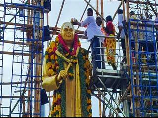 மதுரையில் தேவர்சிலைக்கு பாலாபிஷேகம் செய்த பெண்கள் - கோரிப்பாளையத்தில் பலத்த போலீஸ் பாதுகாப்பு