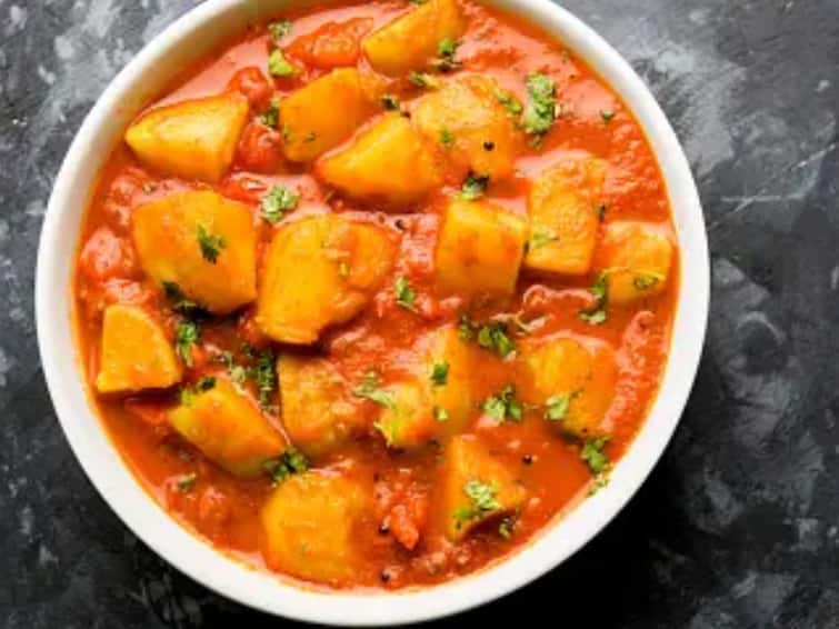 Pudina Aloo Curry Recipe Pudina Aloo Curry : சப்பாத்திக்கு சூப்பர் காம்பினேஷன்... புதினா உருளை கறியை ட்ரை பண்ணி பாருங்க...