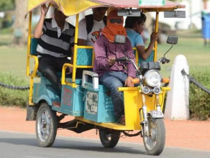 एक ई-रिक्शा में ड्राइवर को लेकर 5 लोग आराम से बैठ जाते हैं. हालांकि, शहरों में आपने देखा होगा कि ड्राइवर अपनी वाली सीट पर भी एक आदमी को बैठा लेता है.