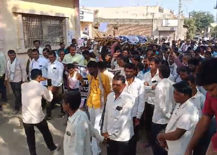 यावेळी मराठा आमदार, खासदार यांच्या नावाने बोंबाबोब करण्यात आले.