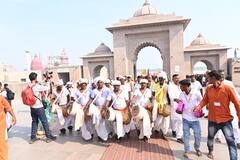 In Pics: बाबा काशी विश्वनाथ के दरबार में पहुंचे वनवासी लोग, परंपरागत नृत्य से प्रकट की आस्था
