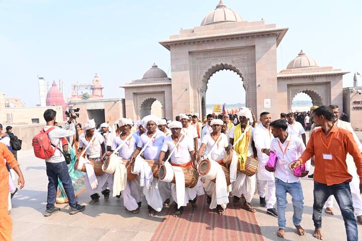 काशी विश्वनाथ मंदिर प्रशासन की तरफ से उनका परंपरागत तरीके से स्वागत भी किया गया.