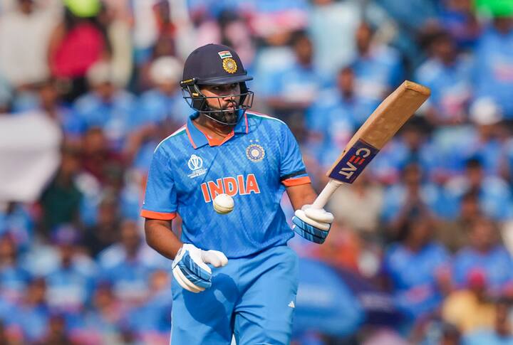 அதேபோல், 2023ல் நடைபெற்ற ஒருநாள் போட்டிகளில் 1000 ரன்களை கடந்த முதல் கேப்டன் என்ற பெருமையையும் பெற்றுள்ளார். மேலும் இந்த உலகக் கோப்பை தொடரில் அதிக சிக்ஸர் அடித்த வீரர் என்ற பெருமையையும் கை வசம் வைத்துள்ளார் ஹிட்மேன் சர்மா.