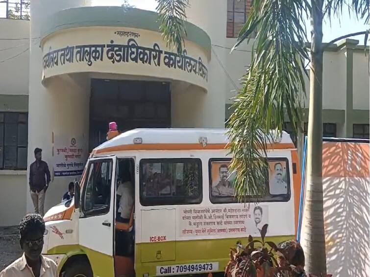 Suicide for Maratha reservation protestors reached the tehsil office with dead bodie in latur मराठा आरक्षणासाठी आत्महत्या, मृतदेह घेऊन आंदोलक पोहचले तहसील कार्यालयात; पोलिसांचा मोठा बंदोबस्त