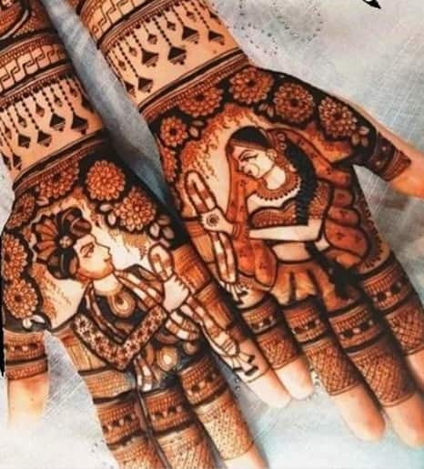 मेहंदी में हस्बैंड का नाम लिखवाना अगर आपको आउट ऑफ फैशन लगता है, तो आप नाम लिखवाने की जगह अपने हस्बैंड की फोटो भी मेहंदी में बनवा सकते हैं. आजकल इस तरह की मेहंदी का क्रेज बहुत ज्यादा है.