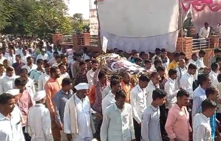 खामगाव गावातील छत्रपती शिवाजी महाराज यांच्या स्मारकापासुन स्थानिक स्मशानभूमीपर्यंत अंत्ययात्रा काढून सरकारचे अंत्यसंस्कार करण्यात आले.