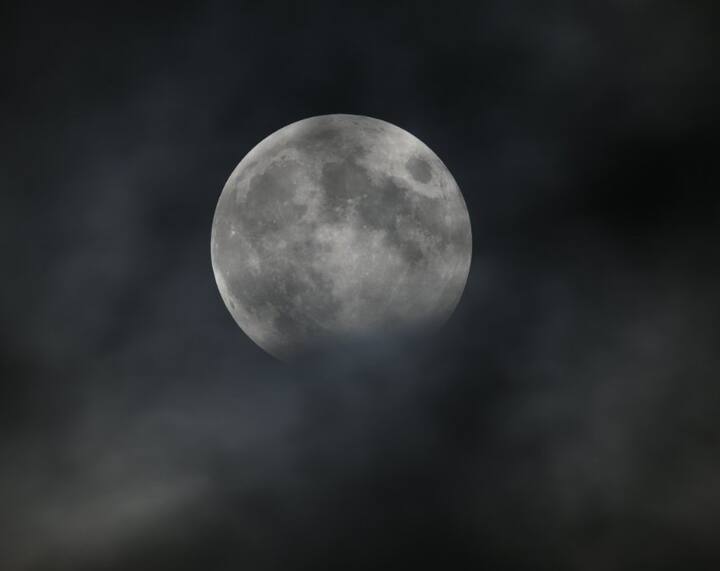 Lunar Eclipse 2023: વર્ષનું છેલ્લું ચંદ્રગ્રહણ 28-29 ઓક્ટોબરની મધ્યરાત્રિએ થયું હતું. વર્ષ 2023નું આ છેલ્લું ગ્રહણ હતું.