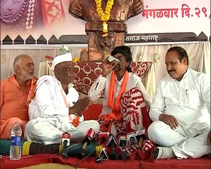 Maratha Reservation Manoj Jarange drink water because of request of people but also said will not drink water again detail marathi news Manoj Jarange : 'आता पाणी पितोय पण पुन्हा घेणार नाही', आंदोलकांच्या आग्रहाखातर जरांगेंनी घेतला पाण्याचा घोट; उपचारालाही दिला पुन्हा नकार