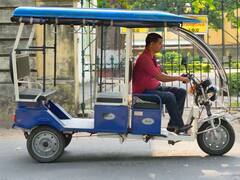 क्या आप जानते हैं सड़क पर हर तरफ दिखने वाला एक ई-रिक्शा कितने रुपये का आता है?