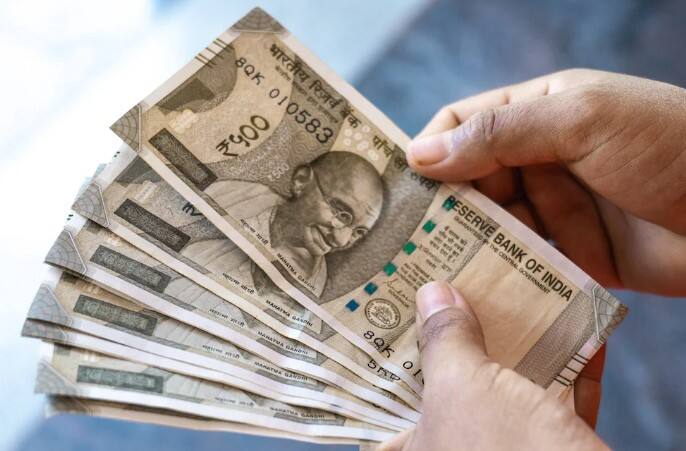 સ્ટેટ બેંક ઓફ ઈન્ડિયા તેના વરિષ્ઠ નાગરિક ગ્રાહકોને 7 દિવસથી 10 વર્ષની FD પર 3.50 ટકાથી 7.50 ટકા સુધીના વ્યાજ દર ઓફર કરી રહી છે. તે જ સમયે, બેંક અમૃત કલશ યોજના (400 દિવસની FD યોજના) હેઠળ વરિષ્ઠ નાગરિકોને મહત્તમ 7.60 ટકા વ્યાજ ઓફર કરી રહી છે.