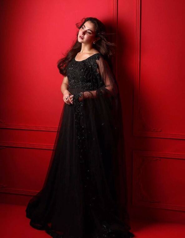 ਇਸ ਵਿਚਾਲੇ ਪਾਕਿਸਤਾਨੀ ਅਦਾਕਾਰਾ ਹਾਨੀਆ ਅਮੀਰ ਨੇ ਵੀ ਇਸ ਗੀਤ ਉੱਪਰ ਆਪਣੀਆਂ ਅਦਾਵਾਂ ਦਾ ਜਲਵਾ ਦਿਖਾਇਆ ਹੈ। ਹਾਨੀਆ ਆਪਣੇ ਖੂਬਸੂਰਤ ਅੰਦਾਜ਼ ਨਾਲ ਪ੍ਰਸ਼ੰਸਕਾਂ ਨੂੰ ਖੂਬ ਦੀਵਾਨਾ ਬਣਾ ਰਹੀ ਹੈ।