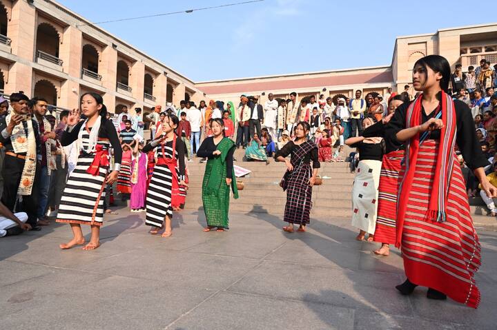 काशी विश्वनाथ मंदिर में ऐसा पहली बार हो रहा है जब इतनी संख्या में अनुसूचित जनजाति व वनवासी समाज के लोग पहुंचे हैं.