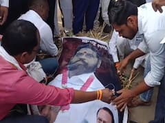 PHOTO : तिरडी बांधली, खांदेकरीही आले; मराठा आरक्षणासाठी निघाली 'सरकारची अंत्ययात्रा'