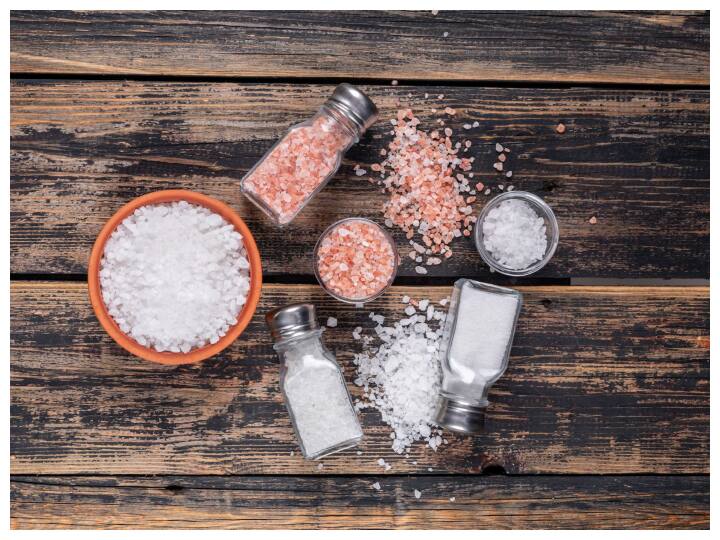 हार्ट अटैक के मरीजों को अपने खाने में नमक की मात्रा कम कर देनी चाहिए. अधिक नमक से ब्लड प्रेशर बढ़ जाता है, जिससे दिल पर दबाव पड़ता है. नमक ब्लड में सोडियम की मात्रा बढ़ा देता है जिससे दिल को पम्प करने के लिए ज्यादा मेहनत करनी पड़ती है. इसलिए हार्ट अटैक के मरीजों को खाने में नमक कम इस्तेमाल करना चाहिए ताकि बीमारी पर काबू पाया जा सके.