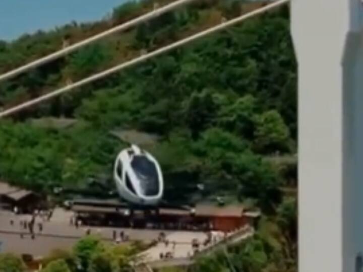 चीन दुनिया भर में अपने कमाल के कामों के लिए जाना जाता है. चाहे वो बड़े से बड़ा ब्रिज बनाने की बात हो या एक या दो दिन में अस्पताल. इस बार चीन ने वो कारनामा कर दिया दिखाया है, जिसकी दुनिया कल्पना करती है. उन्होंने ऑटोमेटिक उड़ने वाली टैक्सी बनाई है और सरकार ने उसे मान्यता भी दे दी है.