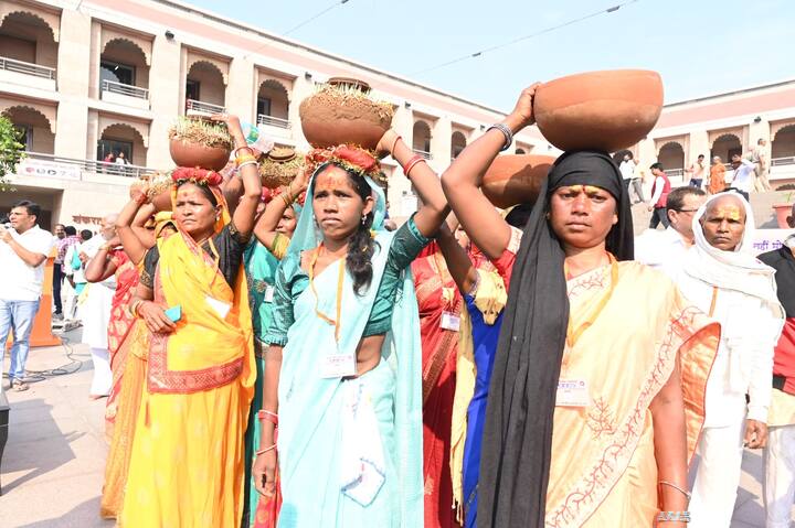 वहीं दूसरी तरफ मंदिर पहुंचे यह वनवासी लोगों ने बाबा विश्वनाथ का जलाभिषेक किया.इसके अलावा उन्होंने अपने परंपरागत नृत्य से भी बाबा विश्वनाथ के प्रति अपनी आस्था प्रकट की.