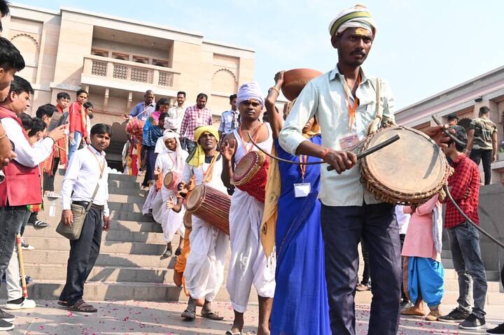 मंदिर प्रशासन के साथ-साथ काशी के धर्माचार्य की तरफ से भी इन वनवासी समाज के लोगों का स्वागत किया गया और एक संदेश दिया गया कि भारतीय सनातन परंपरा में सभी लोग एक धागे में बंधे हुए हैं.