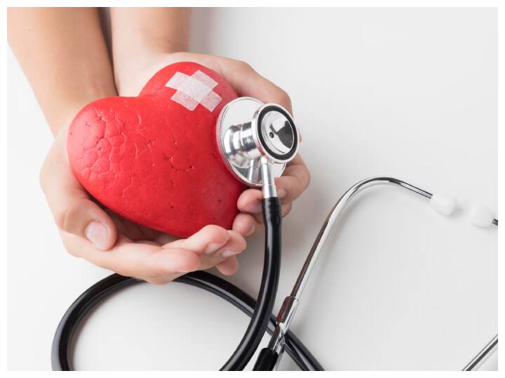 बढ़ते खान-पान ने हार्ट अटैक को आम बीमारी बना दिया है. हार्ट अटैक के मरीजों को कुछ खाने की चीजें ऐसी है जिससे बिल्कुल परहेज करना चाहिए क्योंकि वे इस स्थिति को और खराब कर सकते हैं. हार्ट अटैक के मरीजों को अपने डाइट में नमक, चीनी, वसा और कैफीन जैसी चीजों का सेवन कम करना चाहिए क्योंकि ये सब रक्तचाप को बढ़ाती हैं और दिल पर दबाव डालती हैं. इसलिए हार्ट अटैक के बाद डाइट पर विशेष ध्यान देना बेहद जरूरी है. आइए जानते हैं हार्ट के मरीजों को क्या नहीं खाना चाहिए...