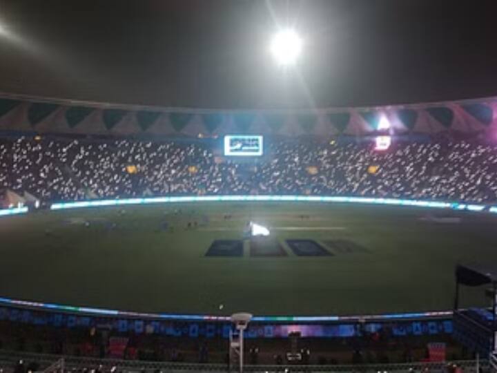 IND vs ENG: भारत-इंग्लैंड के बीच इकाना स्टेडियम लखनऊ में मुकाबला जारी है. वहीं, इस मुकाबले के बीच 7 बजकर 41 मिनट पर अचानक बिजली गुल हो गई. जिसके बाद फैंस ने अपने मोबाइल की टॉर्च जलाई.