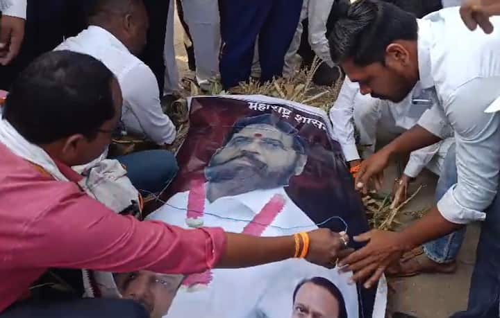 यावेळी महाराष्ट्र सरकारचा निषेध करण्यात आला, तसेच वेशी मधुन ही अंत्ययात्रा काढण्यात आली.