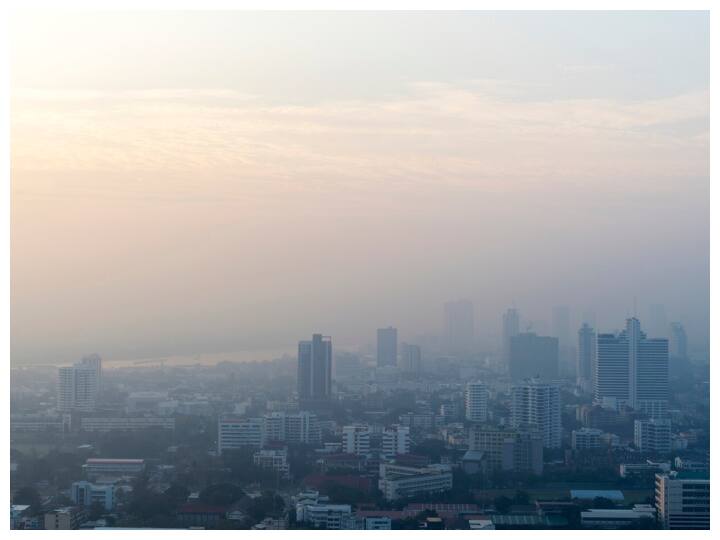 बढ़ते प्रदूषण से सांस संबंधी तकलीफें और आंखों में जलन जैसी दिक्कतें होने लगती हैं. ज्यादातर लोगों को इस मौसम में आंखों में खुजली, जलन और लाली जैसी समस्याएं होने लगती हैं. यदि आप भी प्रदूषण के कारण आंखों की ऐसी ही समस्याओं से परेशान हैं तो कुछ बातों का ध्यान रखकर इससे राहत पाई जा सकती
