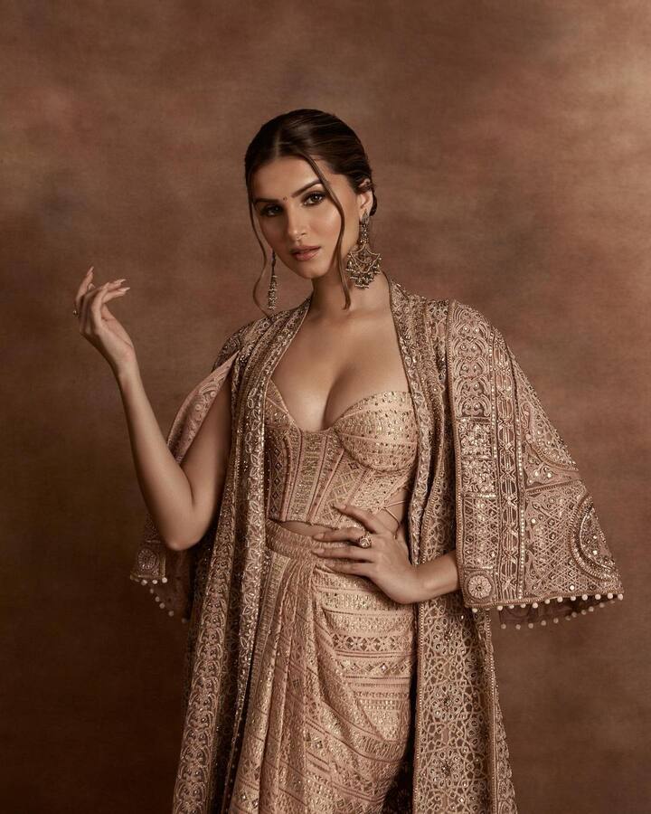 Tara Sutaria Photos: બોલિવૂડ એક્ટ્રેસ તારા સુતારિયા આજે બી ટાઉનમાં જાણીતું નામ બની ગઈ છે. 'સ્ટુડન્ટ ઑફ ધ યર 2'થી ફિલ્મી દુનિયામાં એન્ટ્રી કરનાર આ અભિનેત્રીને આજે કોઈ ઓળખની જરૂર નથી.
