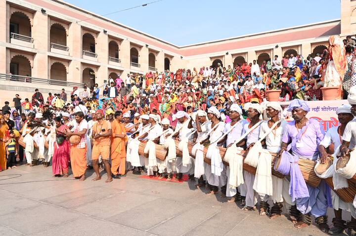 काशी विश्वनाथ मंदिर प्रशासन की तरफ से मिली जानकारी के अनुसार आज 29 अक्टूबर को वाराणसी के नमो घाट की तरफ से देश के अलग-अलग राज्यों से हजारों की संख्या में अनुसूचित जनजाति और वनवासी समाज के लोग पहुंचे.