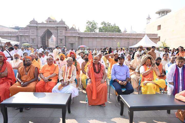 Kashi Vishwanath Dham: इसी कड़ी में आज यानी रविवार (29 अक्टूबर) को काशी विश्वनाथ मंदिर में हजारों की संख्या में अनुसूचित जनजाति आदिवासी और वनवासी लोग पहुंचे.