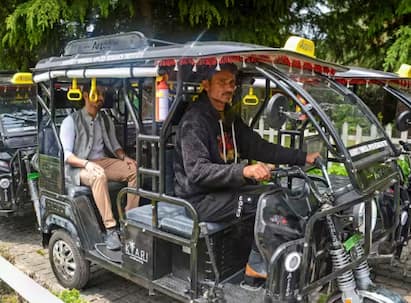 E-Rickshaw: ਅੱਜਕੱਲ੍ਹ ਤੁਹਾਨੂੰ ਹਰ ਪਾਸੇ ਈ-ਰਿਕਸ਼ਾ ਨਜ਼ਰ ਆਉਂਦੇ ਹਨ। ਖਾਸ ਤੌਰ ਤੇ ਮੈਟਰੋ ਸ਼ਹਿਰਾਂ ਚ ਈ-ਰਿਕਸ਼ਾ ਇੰਨੇ ਜ਼ਿਆਦਾ ਹਨ ਕਿ ਸਾਰੀਆਂ ਸੜਕਾਂ ਭਰੀਆਂ ਰਹਿੰਦੀਆਂ ਹਨ। ਆਓ ਤੁਹਾਨੂੰ ਦੱਸਦੇ ਹਾਂ ਕਿ ਈ-ਰਿਕਸ਼ਾ ਦੀ ਕੀਮਤ ਕਿੰਨੀ ਹੈ।