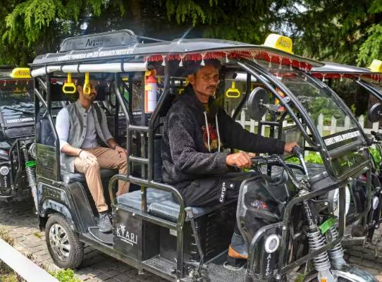 E-Rickshaw: ਅੱਜਕੱਲ੍ਹ ਤੁਹਾਨੂੰ ਹਰ ਪਾਸੇ ਈ-ਰਿਕਸ਼ਾ ਨਜ਼ਰ ਆਉਂਦੇ ਹਨ। ਖਾਸ ਤੌਰ 'ਤੇ ਮੈਟਰੋ ਸ਼ਹਿਰਾਂ 'ਚ ਈ-ਰਿਕਸ਼ਾ ਇੰਨੇ ਜ਼ਿਆਦਾ ਹਨ ਕਿ ਸਾਰੀਆਂ ਸੜਕਾਂ ਭਰੀਆਂ ਰਹਿੰਦੀਆਂ ਹਨ। ਆਓ ਤੁਹਾਨੂੰ ਦੱਸਦੇ ਹਾਂ ਕਿ ਈ-ਰਿਕਸ਼ਾ ਦੀ ਕੀਮਤ ਕਿੰਨੀ ਹੈ।